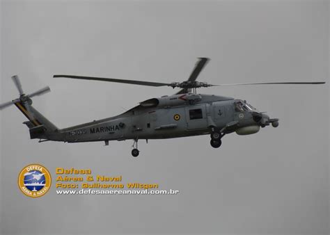 Marinha envia um helicóptero Seahawk para auxiliar nas buscas em