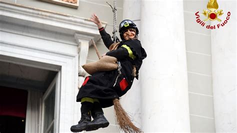 La Befana Dei Vigili Del Fuoco Atterrata In Piazza Matteotti