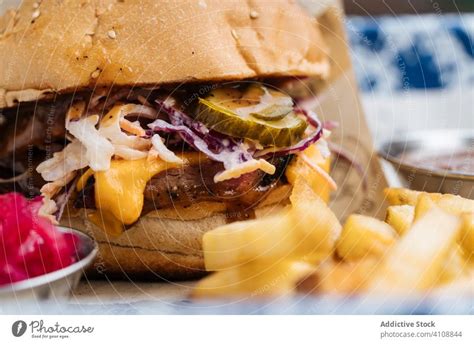 Leckerer Hamburger Auf Einem Teller Im Restaurant Ein Lizenzfreies