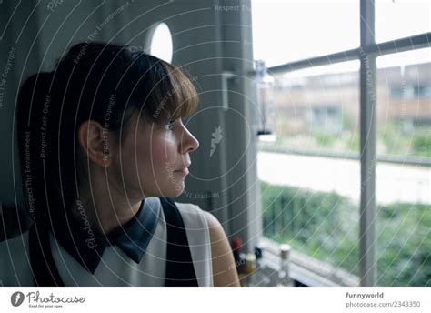 Nackte Frau Schaut Aus Dem Fenster Ein Lizenzfreies Stock Foto Von