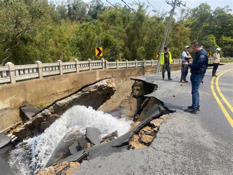 寶二水庫聯通管爆裂「水噴數公尺高」馬路坍方封閉｜東森新聞：新聞在哪 東森就在哪裡