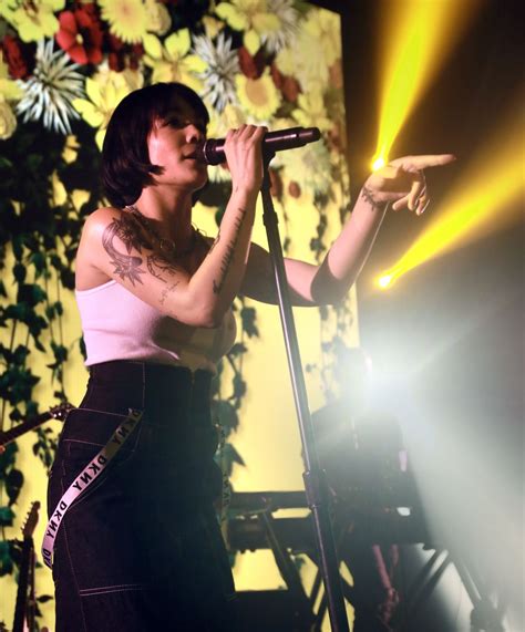 Halsey Performs At Dkny Party 09092019 • Celebmafia