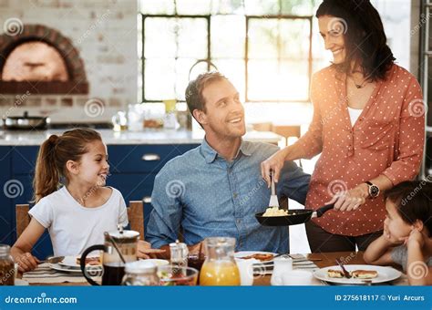 Desayuno Hecho Con Mucho Amor Una Familia Que Desayuna Juntos En Casa