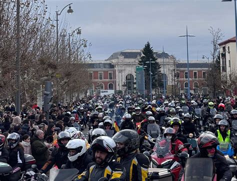 Miles de personas reciben a los Pingüinos en el Desfile de Banderas