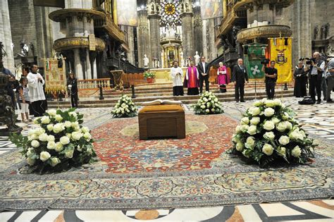 Dionigi Tettamanzi Camera Ardente In Duomo L Omaggio Della Sua Milano