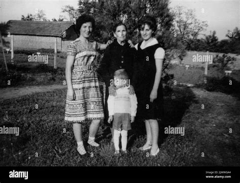 Retrato Familiar De Tres Generaciones A Principios De 60s Bulgaria