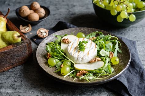 Grillowany Camembert Z Gruszk Winogronem I Orzechami Przepis