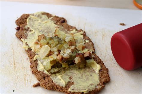 Vegane Rouladen auf Seitan Basis Schürzenträgerin