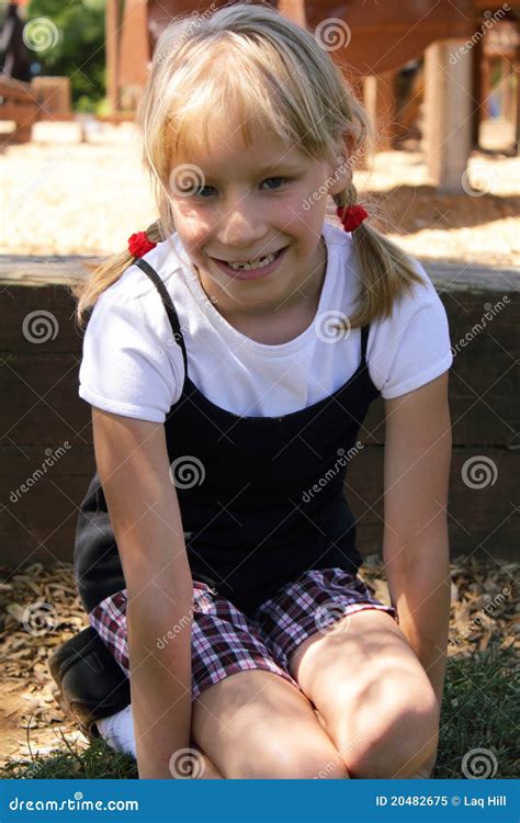 Petite Fille Blonde Jouant Dans Une Cour De Jeu Image Stock Image Du Blanc Sourire