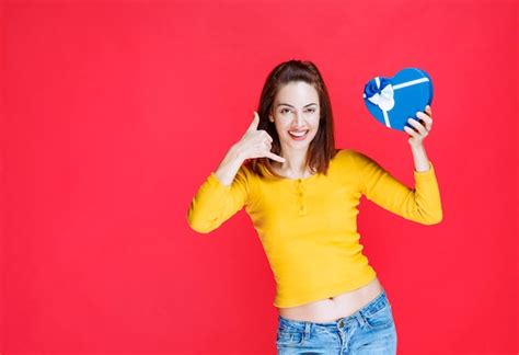 Chica Sosteniendo Una Caja De Regalo Con Forma De Coraz N Azul Y