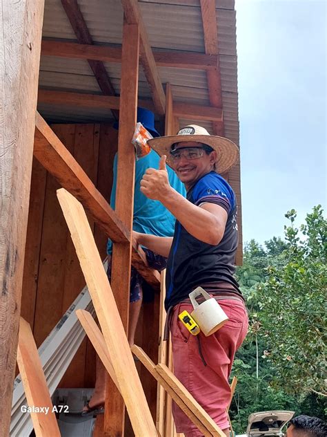 Evang Licos De Bidos No Par Constroem Casa De Madeira Para Fam Lia