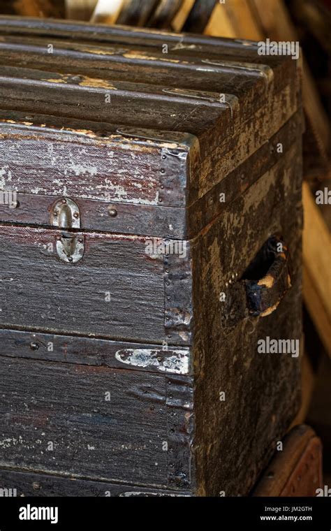 Photo old wooden chest Stock Photo - Alamy