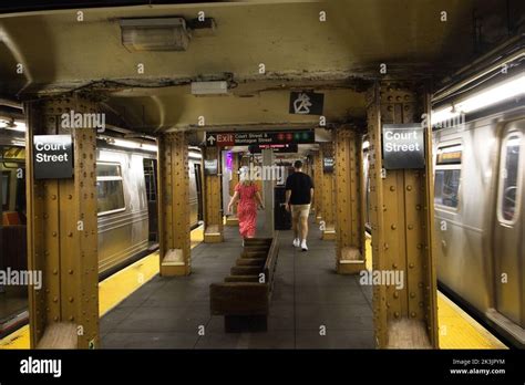 Brooklyn NY USA Sept 27 2022 The Platform Of The R Train Stop At