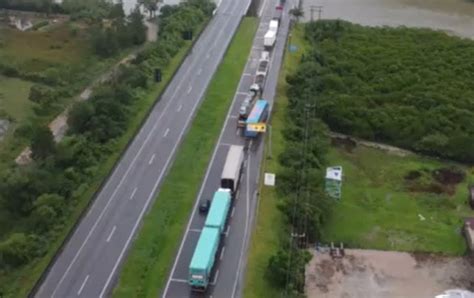 VÍDEO Imagens aéreas mostram estragos na BR 101 e fila gigantesca após