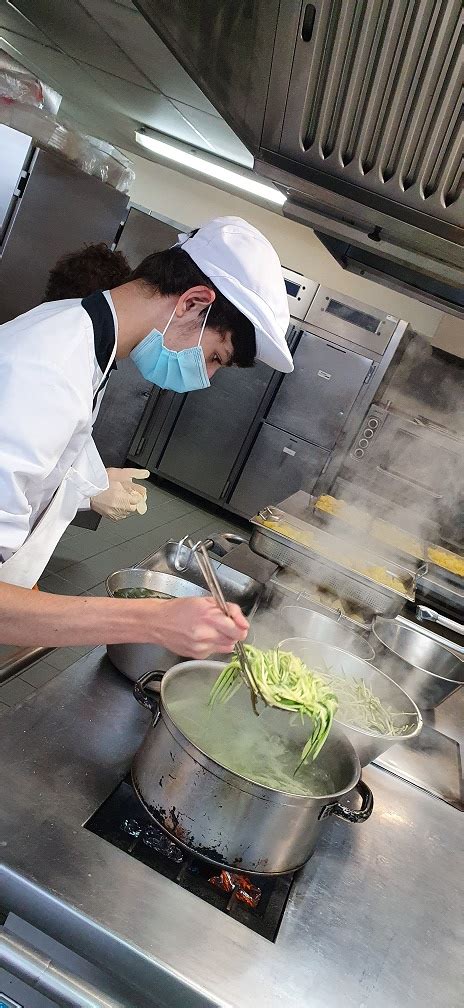 Les bouffons de la cuisine sont de retour à Jacques de Romas Lycée