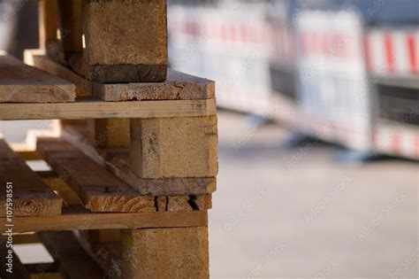 Foto Stock Holzpaletten Vor Unscharfem Hintergrund Europaletten