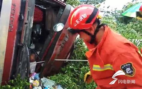 濰坊諸城一大貨車側翻駕駛員被困 消防官兵緊急救援 每日頭條