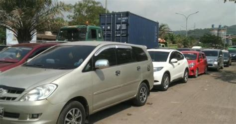 Jalur Wisata Pantai Anyer Dan Carita Macet Parah Wisatawan Memilih