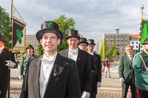 Marsch Zum Rathaus Sch Tzenfest Impressionen Vom Freitag