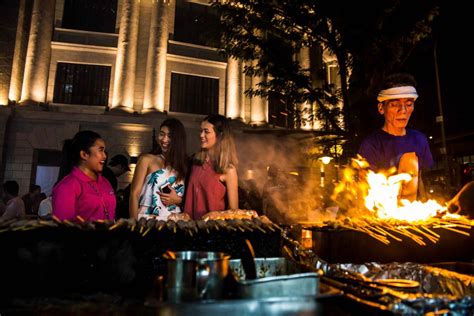 Singapore: Guided Hawker Culture & Street Food Tour at Night in Singapore