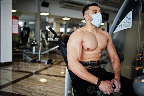 hombre árabe musculoso use entrenamiento de mascarilla médica en un