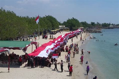 HUT Ke 73 Kemerdekaan RI Polres Gresik Bentangkan Bendera Merah Putih