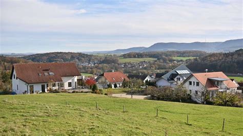 Mehr Menschen auf große Fläche Schwäbisch Gmünd