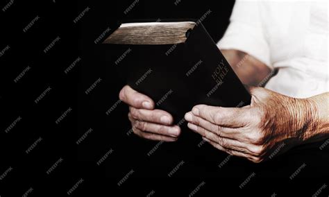 Un Hombre Leyendo La Santa Biblia Foto Premium