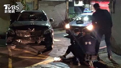 賓士男酒駕撞小黃逃 「躲警再自撞」大哭：幫女友買宵夜│計程車│逃逸│心虛│tvbs新聞網