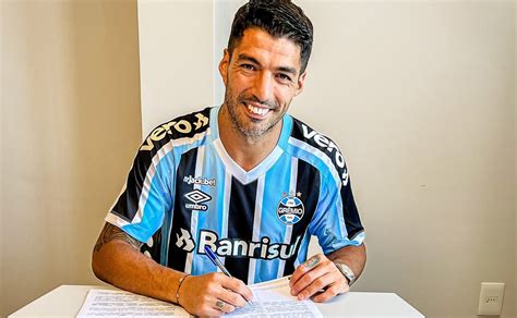 Luisito Suárez chega em Porto Alegre para ser apresentado oficialmente