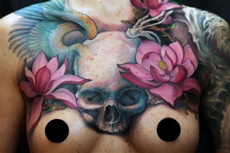 Kreatív tetoválások Skull tattoo design Chest tattoos for women