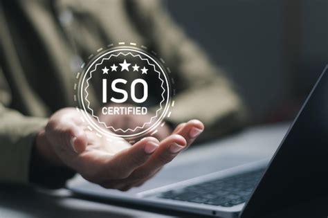 Os padrões ISO de controle de qualidade Os empresários usam laptops