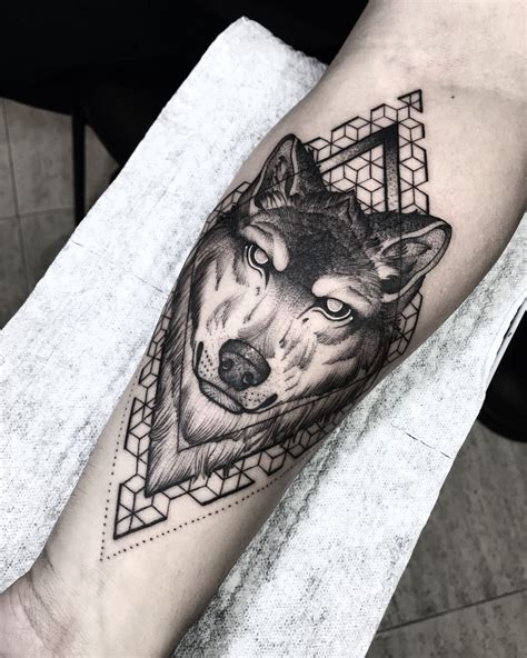 Tatuagem criada por Henry Schneider de São Paulo Lobo em blackwork