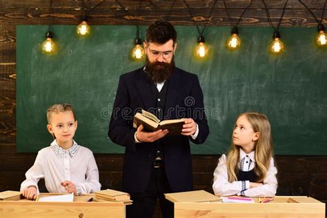 Profesor Y Ni Os Elementales De La Edad Que Dibujan En La Sala De Clase