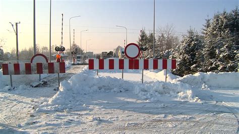 Przejazd przez tory i przejście dla pieszych na ul Głównej w