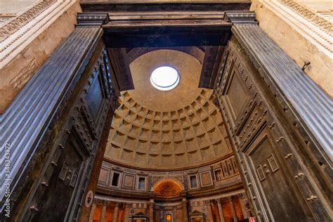 L Ingresso Del Famoso E Antico Pantheon A Roma Italia Stock Photo