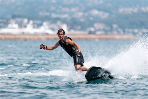 Voici la planche de surf électrique la plus extrême qui existe