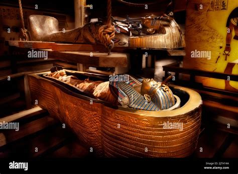 Sarcophagus Chamber Of Tutankhamun Fotos Und Bildmaterial In Hoher