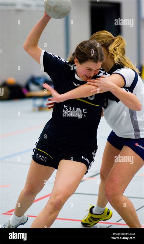 Handball Women Hi Res Stock Photography And Images Alamy