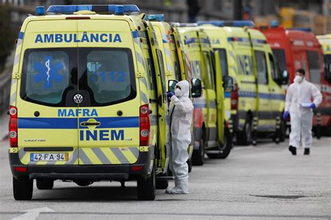 20 ambulâncias à porta das urgências do Hospital Santa Maria SIC Notícias