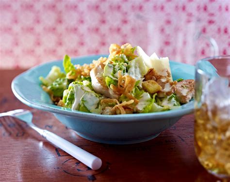 Caesar s Salad mit Hähnchen und Knusper Wan Tan Rezept LECKER