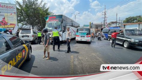 Trobos Palang Pintu Ka Di Singosari Bus Tentrem Tabrak Tiga Motor Dan