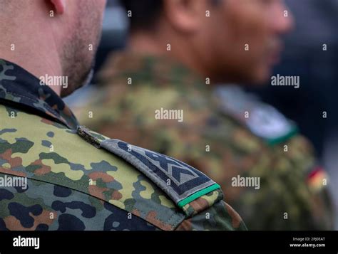 Soldados Del Ej Rcito Alem N Con Insignia De Rango Sargento De Estado