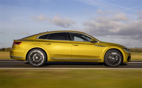 VW Arteon: sedã de luxo começa a ser vendido na Europa