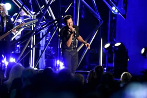 Luke Bryan Keeps The Cma Awards Energy High With A Rousing Move