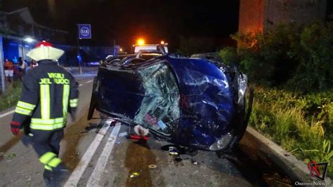 Feletto Incidente Sulla Auto Ribaltata Sulla Carreggiata Foto E