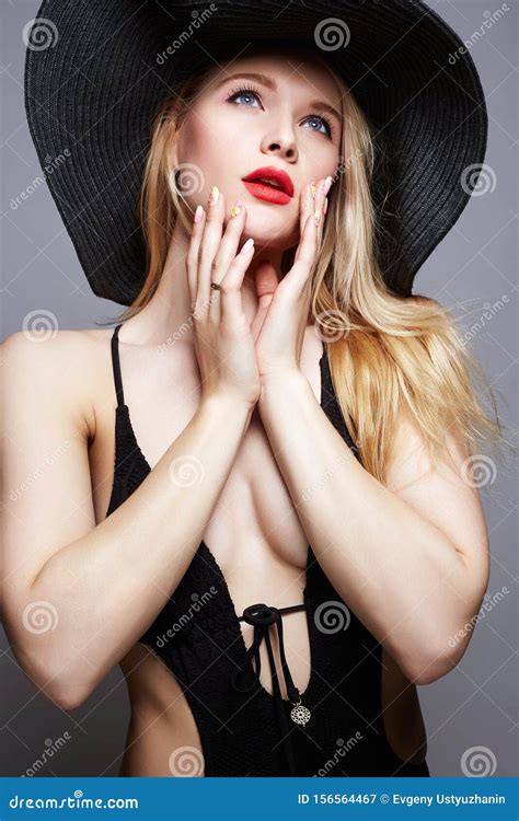 Sch Ne Junge Frau Im Hut Und Im Bikini Stockbild Bild Von Luxus