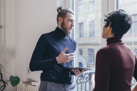 7 Body Language Signs That Mean Someone Is Lying Therapists Say