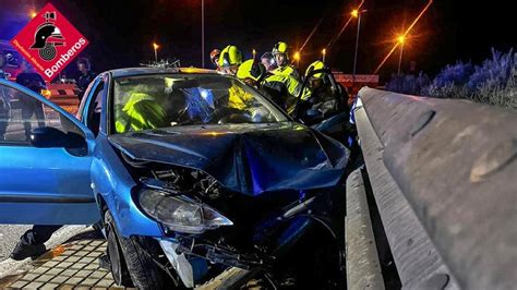 Accidente De Madrugada En Elche Destroza Su Coche Tras Empotrarse