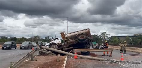 Caminhão tomba após colidir poste próximo à Ponte JK Vídeo